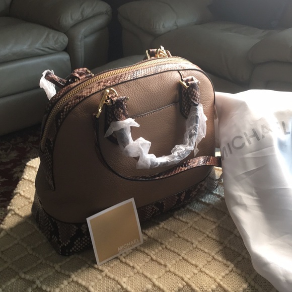 Michael Kors pebbled Leather two Tone Satchel - Picture 4 of 10